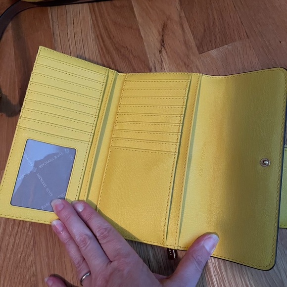 Michael Kors bag and 2 wallets - Picture 4 of 6